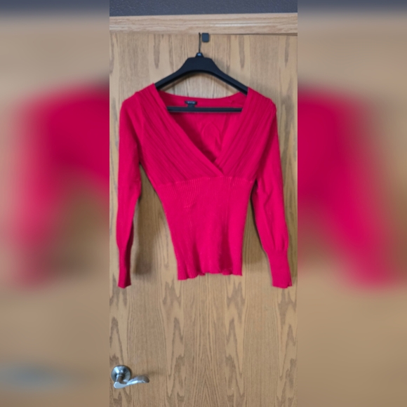 Maurices Red V-Neck Women's Sweater And Levis Mini Skirt - Picture 2 of 3